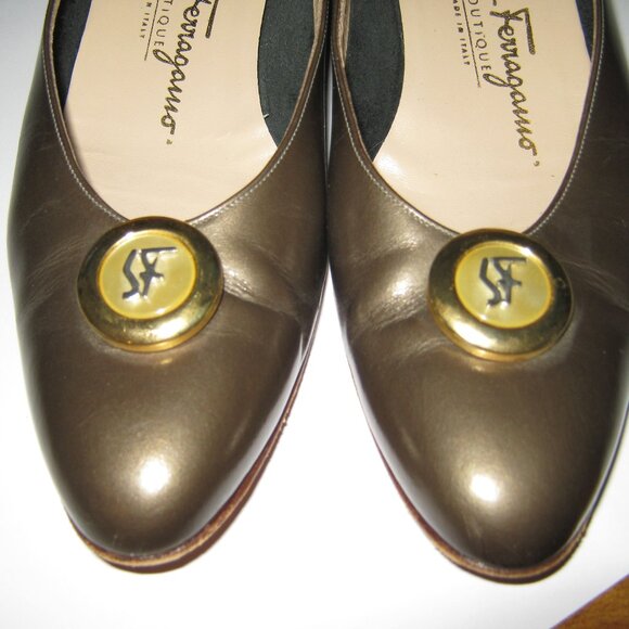 Ferragamo Pewter Gold Pumps w/ Gold Hardware - Size 8.5 AAA -1.5" Heel - Picture 1 of 6